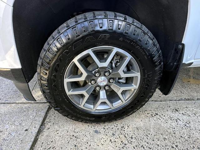 Photo of 2022 White GMC Canyon