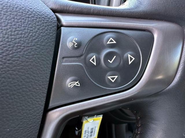 Photo of 2022 White GMC Canyon