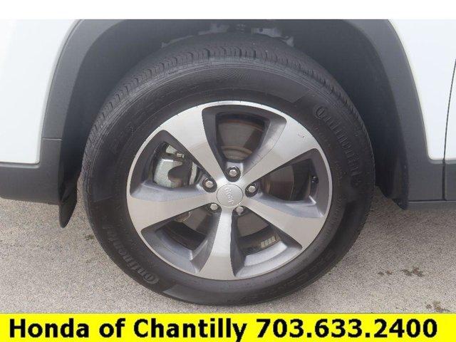 Photo of 2022 Bright White Clearcoat Jeep Cherokee
