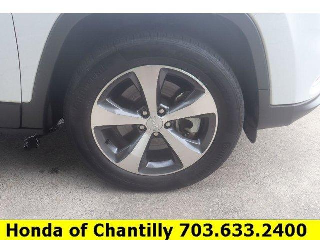Photo of 2022 Bright White Clearcoat Jeep Cherokee