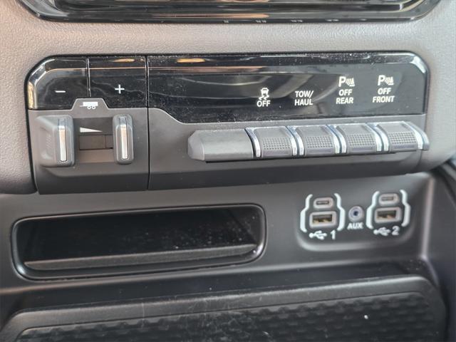 Photo of 2022 Diamond Black Crystal Pearlcoat RAM 1500