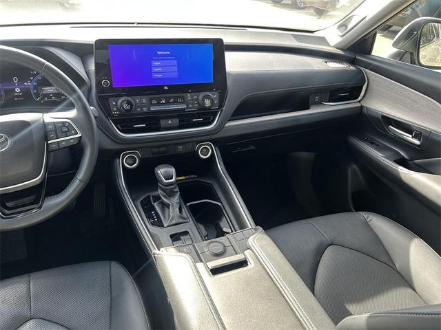 Photo of 2024 Coastal Cream Toyota Grand Highlander