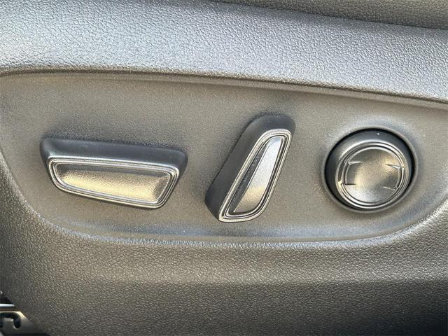 Photo of 2024 Coastal Cream Toyota Grand Highlander