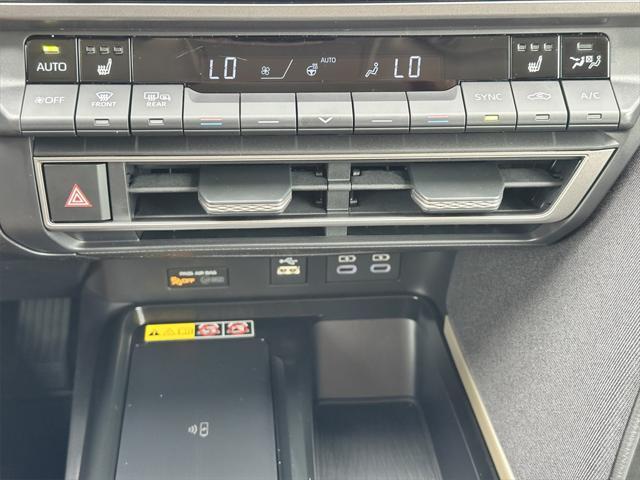 Photo of 2025 Ice Cap Toyota Camry