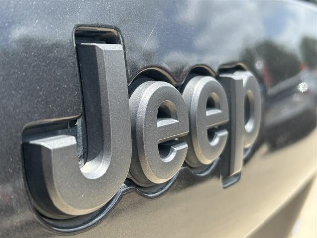 Photo of 2022 Granite Crystal Metallic Clearcoat Jeep Cherokee