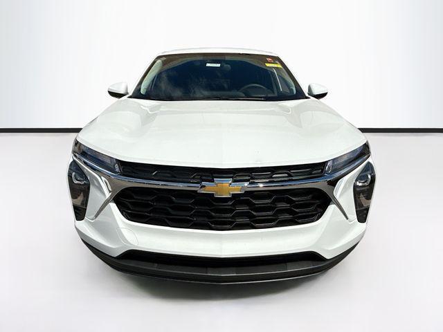 Photo of 2025 Summit White Chevrolet Trax