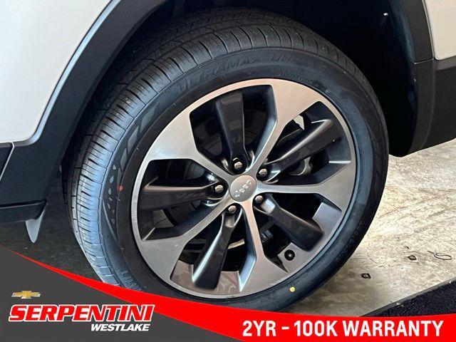 Photo of 2022 Bright White Clearcoat Jeep Cherokee