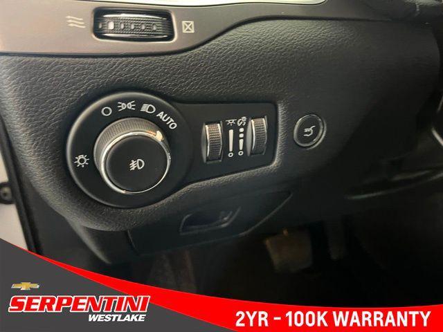 Photo of 2022 Bright White Clearcoat Jeep Cherokee