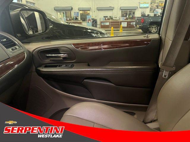 Photo of 2013 Cashmere Pearlcoat Chrysler Town & Country