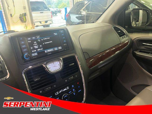 Photo of 2013 Cashmere Pearlcoat Chrysler Town & Country