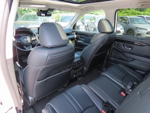 Photo of 2025 Platinum White Pearl Honda Pilot