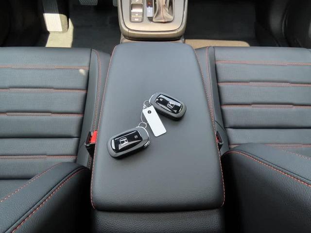 Photo of 2026 Platinum White Pearl Honda CR-V Hybrid