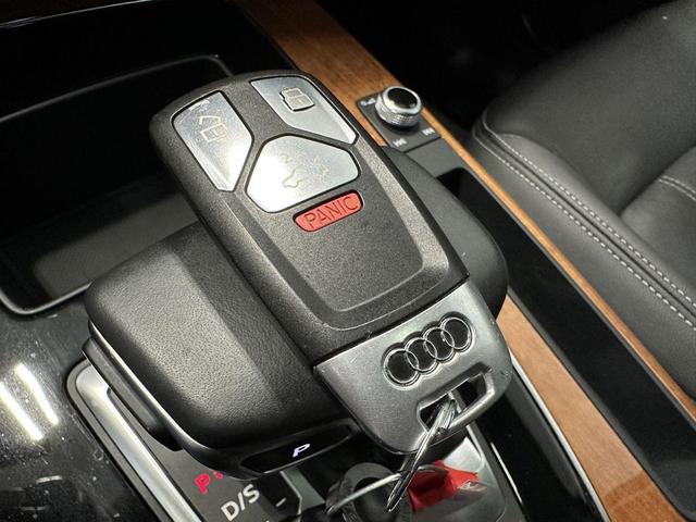 Photo of 2021 Mythos Black Metallic Audi Q5