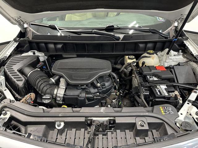 Photo of 2017 Crystal White Tricoat Cadillac XT5