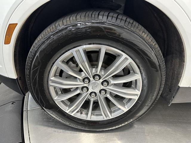 Photo of 2017 Crystal White Tricoat Cadillac XT5