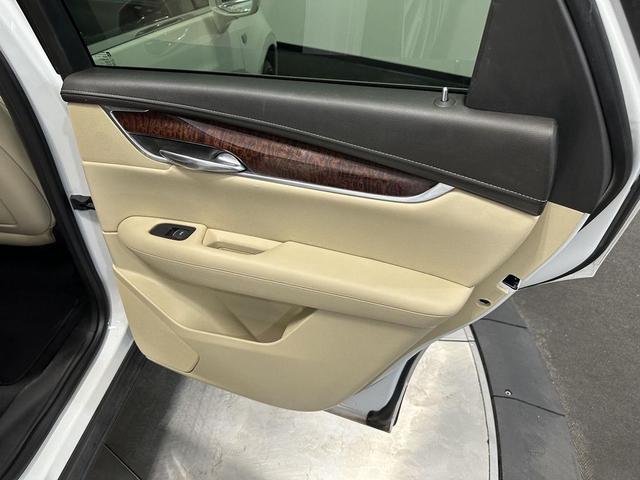 Photo of 2017 Crystal White Tricoat Cadillac XT5