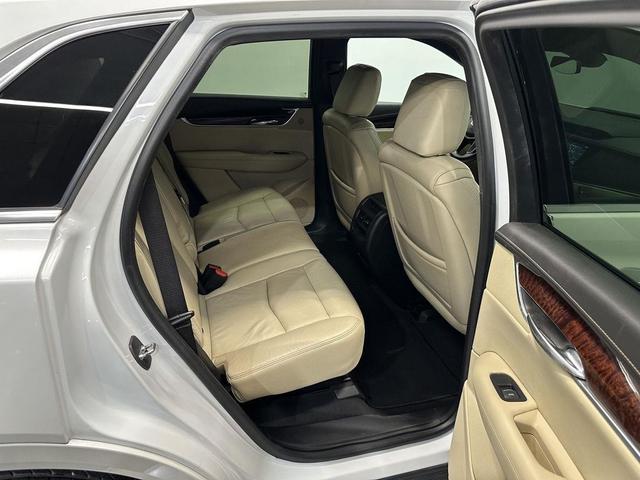 Photo of 2017 Crystal White Tricoat Cadillac XT5
