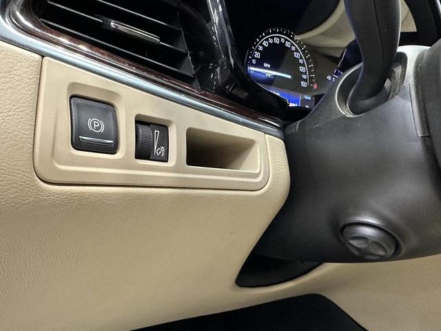Photo of 2017 Crystal White Tricoat Cadillac XT5
