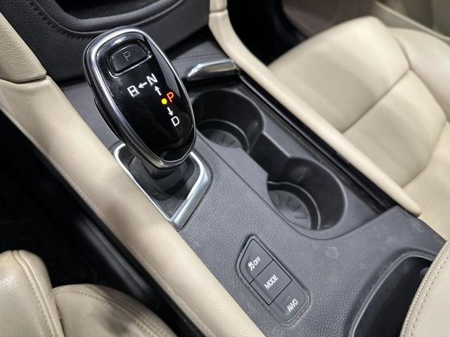 Photo of 2017 Crystal White Tricoat Cadillac XT5
