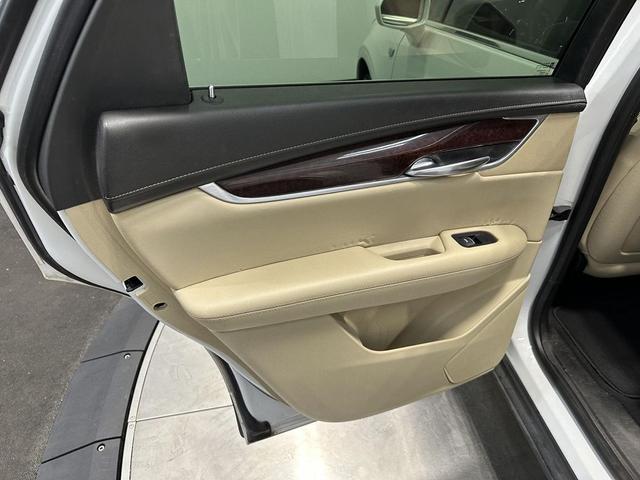 Photo of 2017 Crystal White Tricoat Cadillac XT5