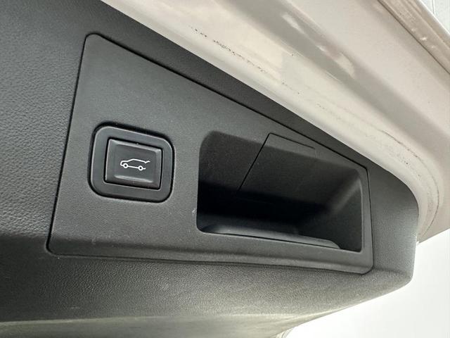Photo of 2017 Crystal White Tricoat Cadillac XT5