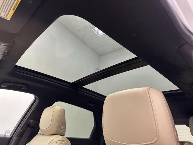 Photo of 2017 Crystal White Tricoat Cadillac XT5