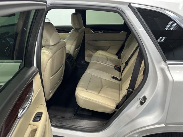 Photo of 2017 Crystal White Tricoat Cadillac XT5