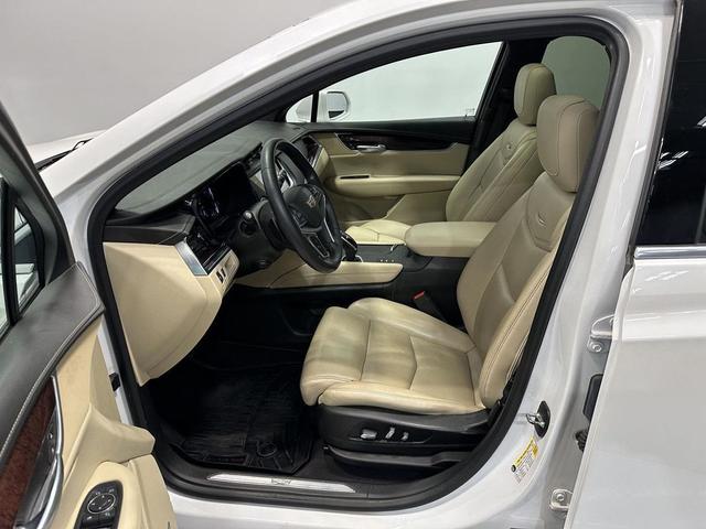 Photo of 2017 Crystal White Tricoat Cadillac XT5