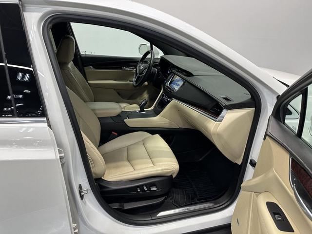 Photo of 2017 Crystal White Tricoat Cadillac XT5