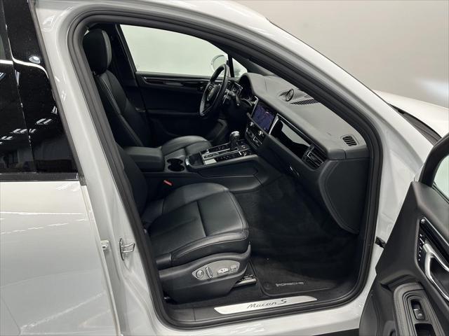 Photo of 2023 Carrara White Metallic Porsche Macan