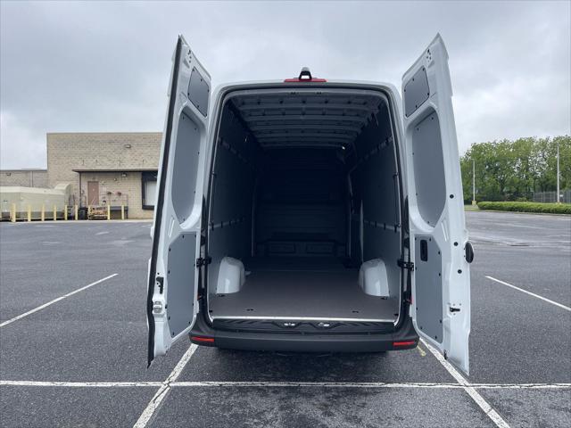 Photo of 2025 Arctic White Mercedes-Benz Sprinter 2500