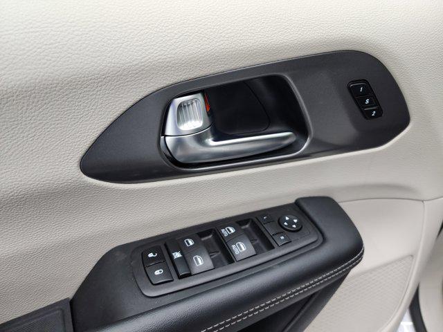 Photo of 2023 Silver Mist Clearcoat Chrysler Pacifica