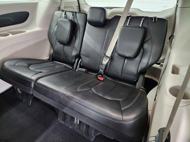 Photo of 2023 Silver Mist Clearcoat Chrysler Pacifica