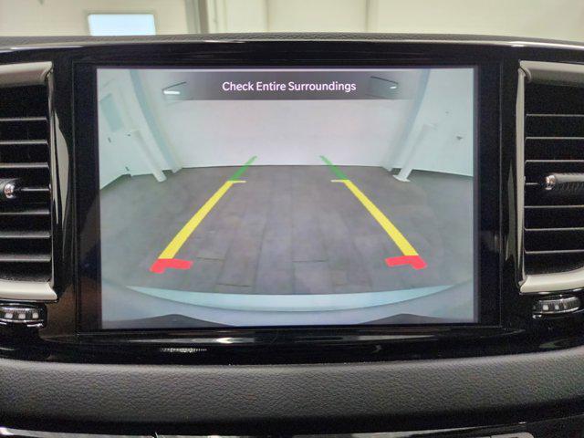 Photo of 2023 Silver Mist Clearcoat Chrysler Pacifica