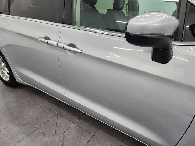 Photo of 2023 Silver Mist Clearcoat Chrysler Pacifica