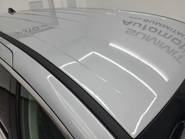 Photo of 2023 Silver Mist Clearcoat Chrysler Pacifica