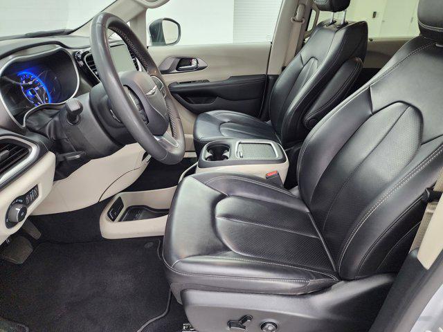 Photo of 2023 Silver Mist Clearcoat Chrysler Pacifica
