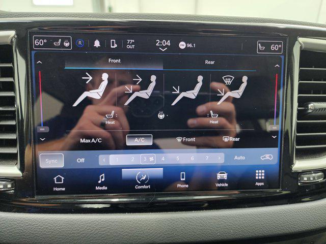 Photo of 2023 Silver Mist Clearcoat Chrysler Pacifica