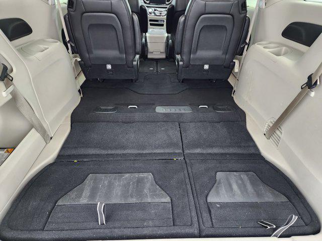 Photo of 2023 Silver Mist Clearcoat Chrysler Pacifica