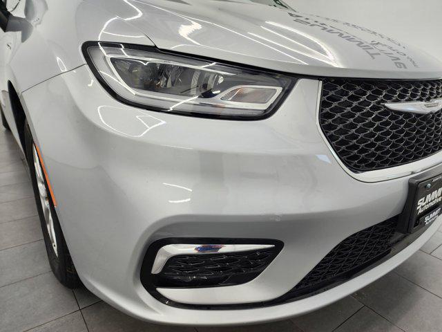 Photo of 2023 Silver Mist Clearcoat Chrysler Pacifica