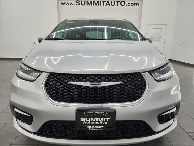 Photo of 2023 Silver Mist Clearcoat Chrysler Pacifica
