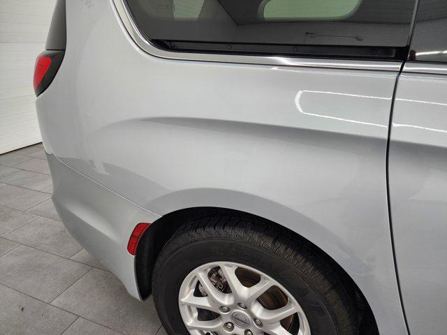 Photo of 2023 Silver Mist Clearcoat Chrysler Pacifica