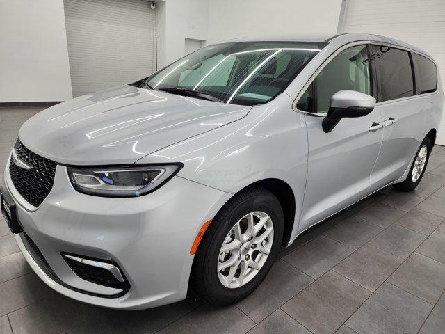 Photo of 2023 Silver Mist Clearcoat Chrysler Pacifica