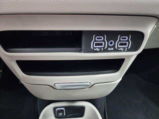 Photo of 2023 Silver Mist Clearcoat Chrysler Pacifica