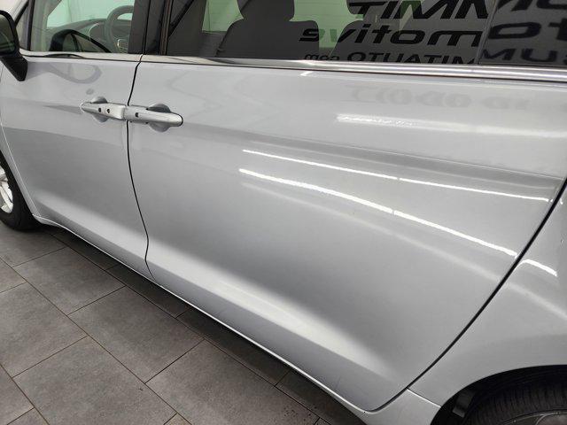Photo of 2023 Silver Mist Clearcoat Chrysler Pacifica