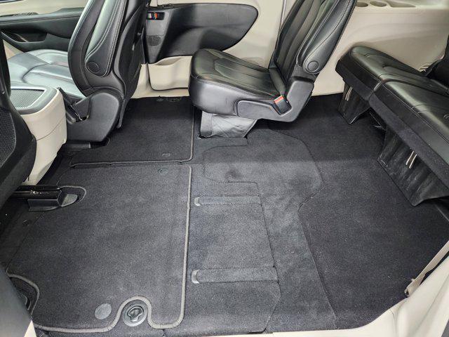 Photo of 2023 Silver Mist Clearcoat Chrysler Pacifica