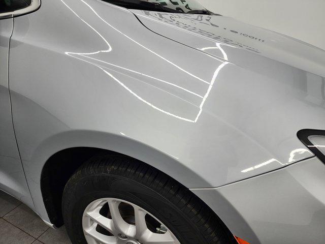Photo of 2023 Silver Mist Clearcoat Chrysler Pacifica