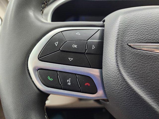 Photo of 2023 Silver Mist Clearcoat Chrysler Pacifica