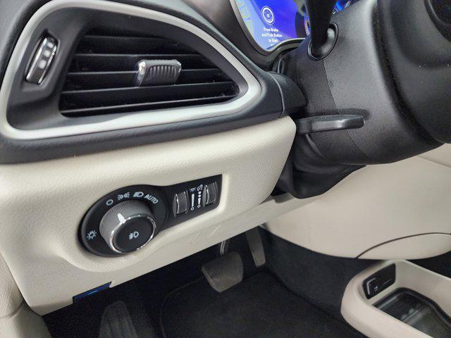 Photo of 2023 Silver Mist Clearcoat Chrysler Pacifica