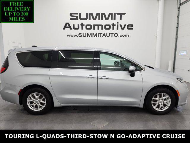 Photo of 2023 Silver Mist Clearcoat Chrysler Pacifica